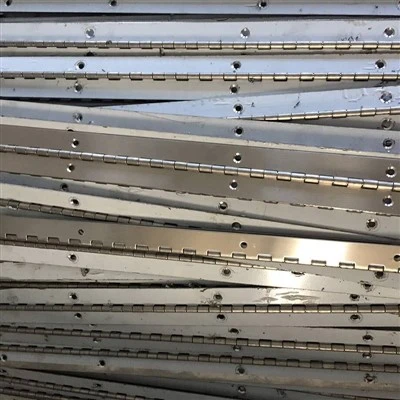 Bisagra de piano con agujeros avellanados